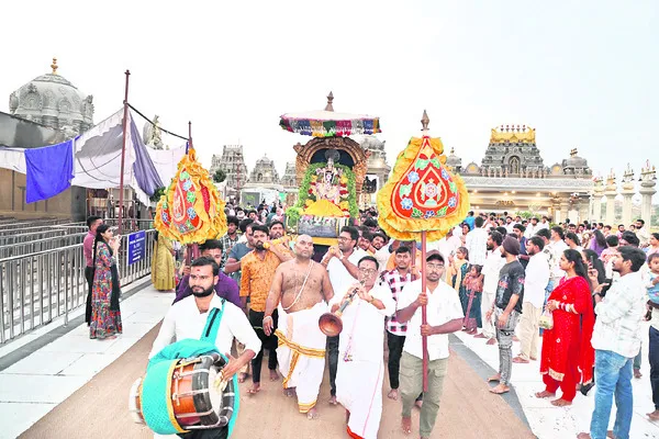 స్వర్ణగిరిలో నేత్రపర్వంగా తిరువీధి సేవ