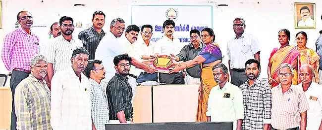 అధికారులు ఆదర్శంగా ఉండాలి 