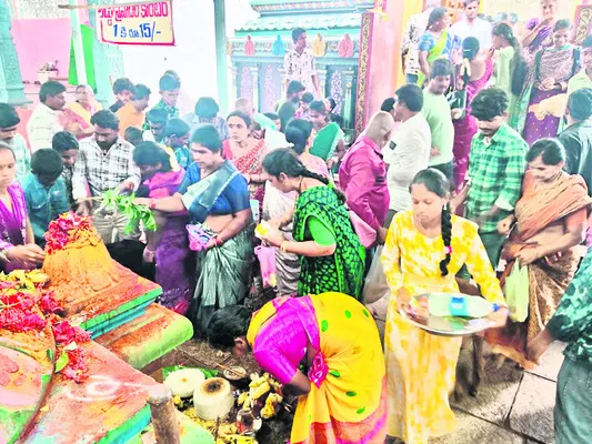 పెద్దింట్లమ్మ దేవస్థానంలో భక్తుల రద్దీ