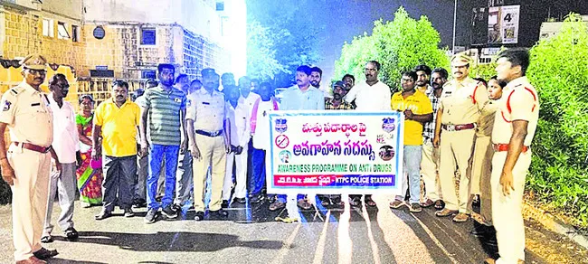 మత్తు పదార్థాలకు దూరంగా ఉండాలి