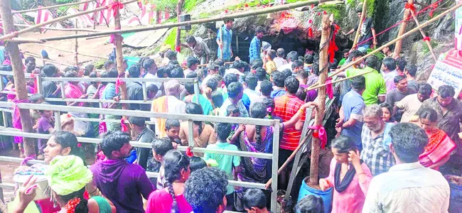 గుబ్బల మంగమ్మతల్లి గుడికి భక్తుల తాకిడి