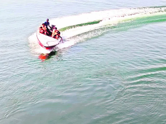 మొరాయించిన స్పీడ్ బోటు