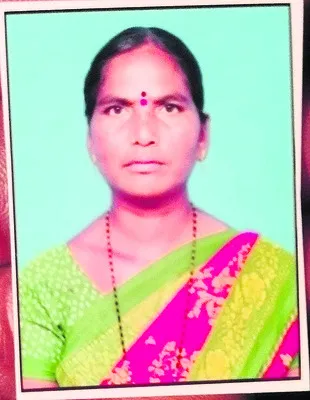 బ్లేడ్ ట్రాక్టర్ తగిలి మహిళా రైతు మృతి