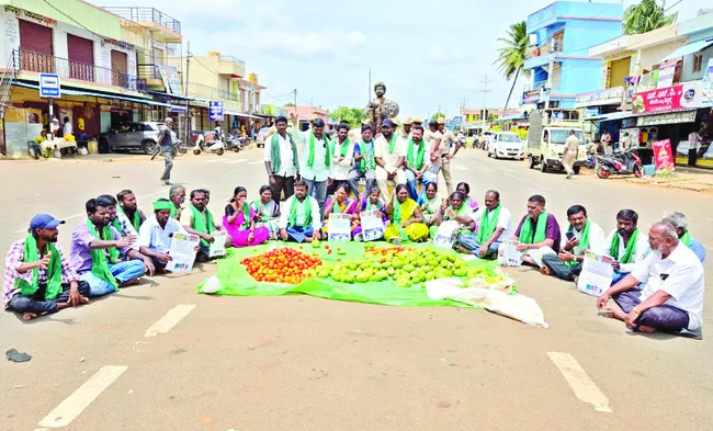 మామిడి, టమాటా రైతుల ధర్నా