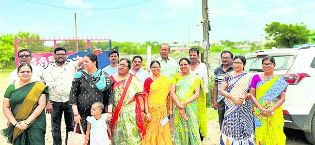వసతులు కల్పించాలంటూ ఫిర్యాదు