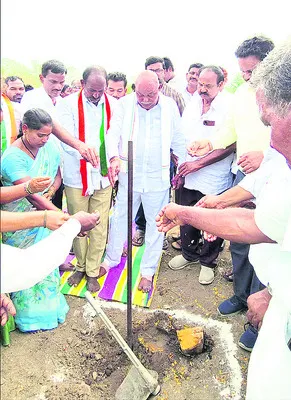 ఇందిరమ్మ ఇళ్ల నిర్మాణానికి భూమిపూజ
