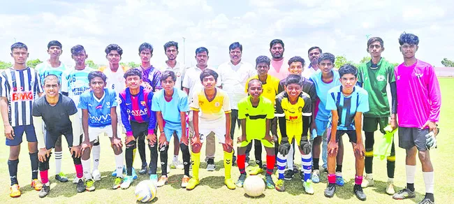 హోరాహోరీగా ఫుట్‌బాల్‌ పోటీలు