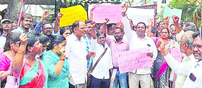 ఉపాధ్యాయుల సర్దుపాట్లు