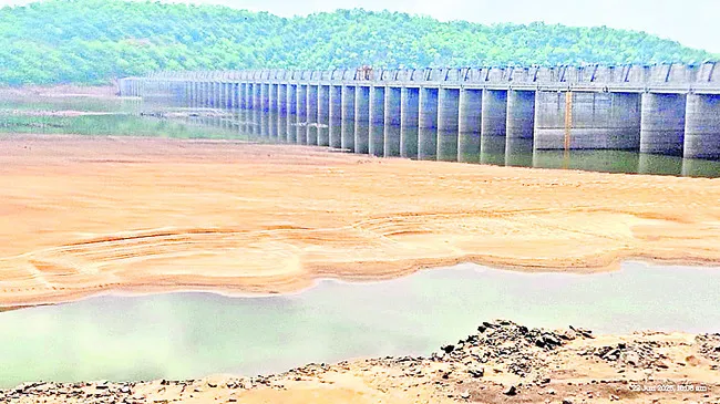 సమ్మక్కసాగర్లో ఇసుక మేటలు