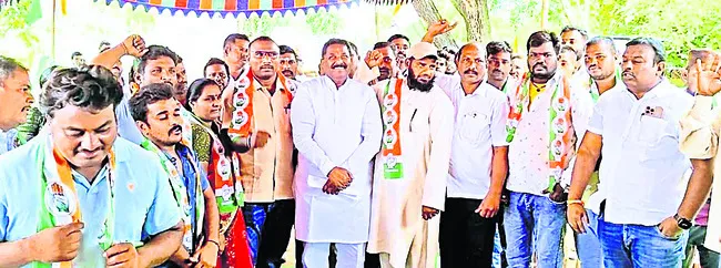 పథకాలకు ఆకర్షితులై కాంగ్రెస్లో చేరికలు