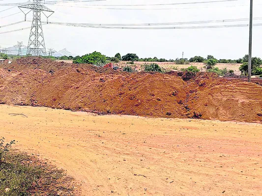 ఇటుకల బట్టీకి చెరువు మట్టి