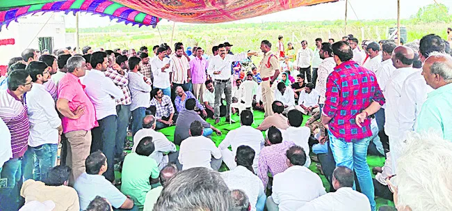 వికాస్‌నగర్‌ వెల్ఫేర్‌ సొసైటీ వద్ద ఉద్రిక్తత 