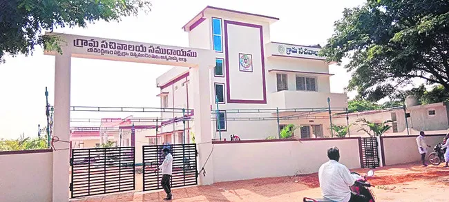 నిలిచిన నిధులు..ఆగిన పనులు