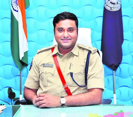 సైబర్ మోసగాళ్లతో జాగ్రత్తగా ఉండాలి