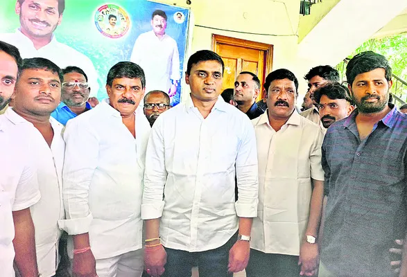 చేతనైతే ఉద్యోగాలు ఇవ్వండి.. కడుపుకొట్టకండి