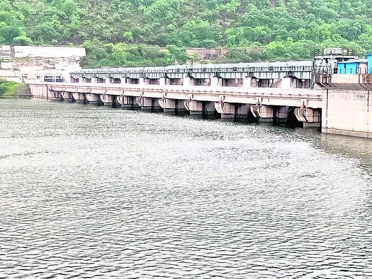 శ్రీశైలం డ్యాంకు పెరుగుతున్న వరద ఉద్ధృతి