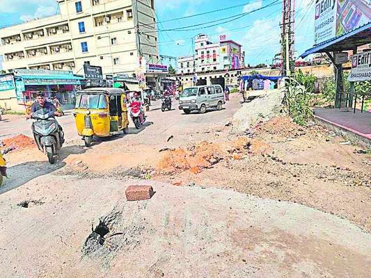 డ్రైనేజీ నిర్మాణం.. అస్తవ్యస్తం..!