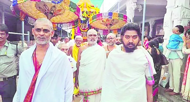రత్నగిరి జనసంద్రం
