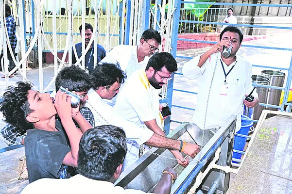 కౌంటర్లు, దుకాణాల్లో ఈవో తనిఖీలు