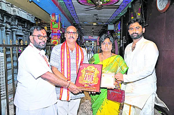 నిత్యాన్నదానానికి  రూ.లక్ష విరాళం 
