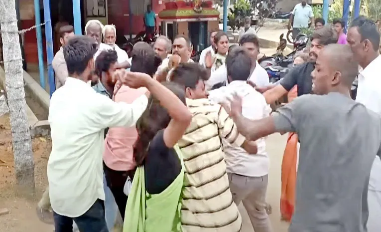 ప్రేమ జంట నిర్వాకం.. పొట్టు పొట్టు తన్నుకున్న బంధువులు..