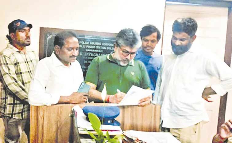 మాజీ సీఎం వైఎస్‌ జగన్‌ నివాసంపై మళ్లీ దాడి