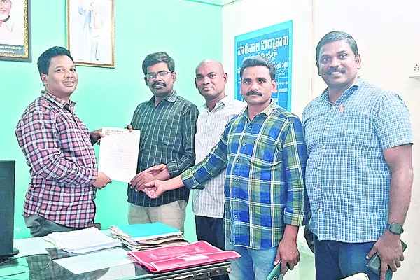 డీఈవోకు ఎంటీఎస్ ఉపాధ్యాయుల వినతి