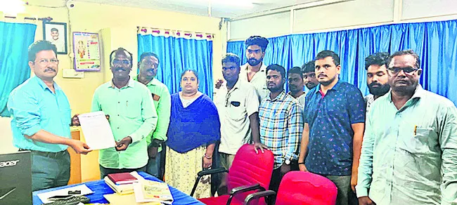 సచివాలయ విద్యుత్ కార్మికుల నిరసన