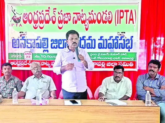 కళాకారులు చైతన్య దీపికలు