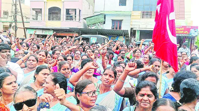 కలెక్టరేట్ ముట్టడించిన అంగన్వాడీలు