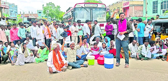 నీటి కోసం రోడ్డెక్కిన గిరిజనులు