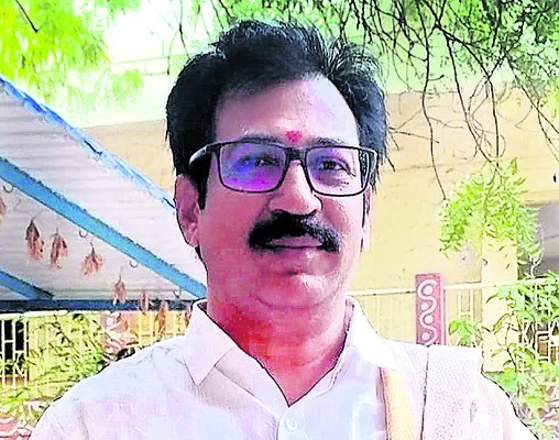 చీటింగ్ టీచరుకు ‘అధికార’ అండ