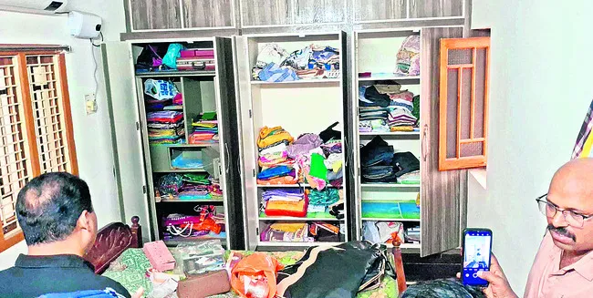 పట్టపగలే భారీ చోరీ