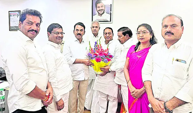మంత్రి జూపల్లిని కలిసిన నేతలు