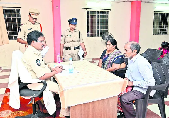 బెల్టుషాపులపై దాడి