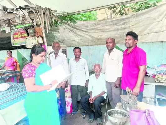 చిరు వ్యాపారులతో సంఘాలు