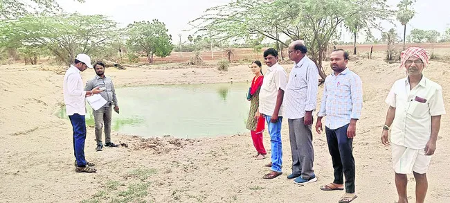 నీటి నిల్వ పనులకు ప్రాధాన్యం ఇవ్వాలి