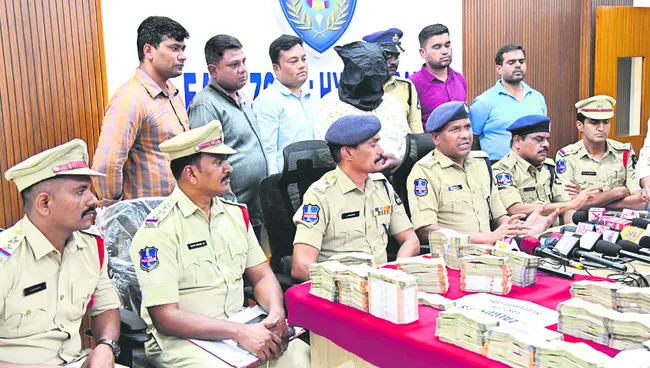 తక్కువ ధరకు బంగారమంటూ టోకరా!