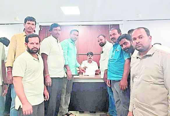 అర్జీలకు ప్రాధాన్యత ఇవ్వాలి
