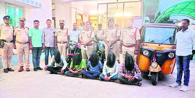 చోరీ కేసులో నిందితుల అరెస్ట్‌