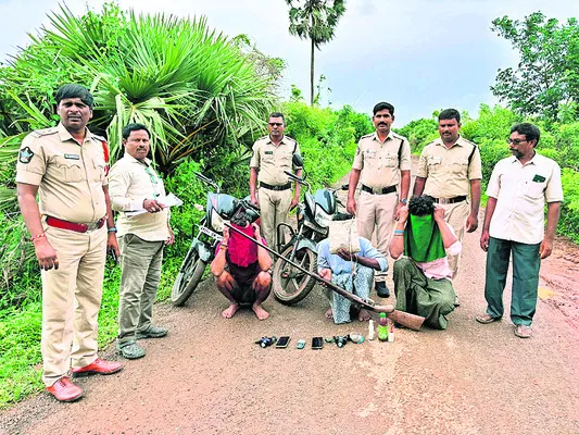 వేటగాళ్ల అరెస్టు