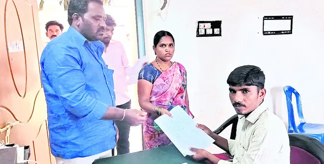 26 ఎకరాలైనా చూపించండి... తల్లికి వందనమైనా ఇప్పించండి!