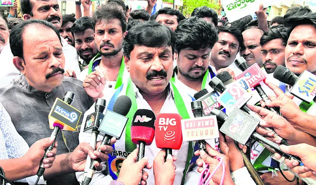 నిరుద్యోగ భృతి  ఇచ్చే వరకూ పోరాటం
