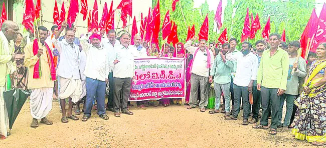 ఆదివాసీలకు హక్కుపత్రాలు ఇవ్వాలి