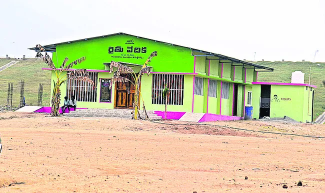 అన్నదాతా.. రైతు వేదికకు రావా?