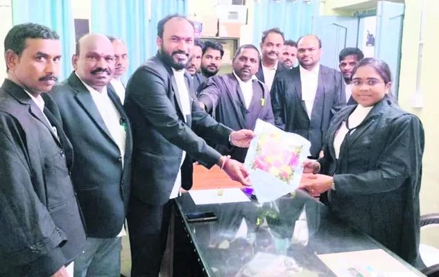 మున్సిఫ్ కోర్టు న్యాయమూర్తిగా సుష్మిత