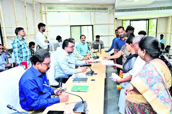 ప్రజావాణి ఫిర్యాదులకు ప్రాధాన్యం ఇవ్వాలి