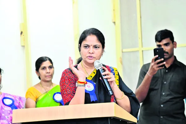 వితంతువులను చిన్నచూపు చూడొద్దు 