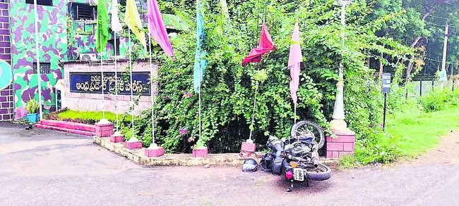రోడ్డు ప్రమాదంలో హెచ్‌సీకి తీవ్ర గాయాలు