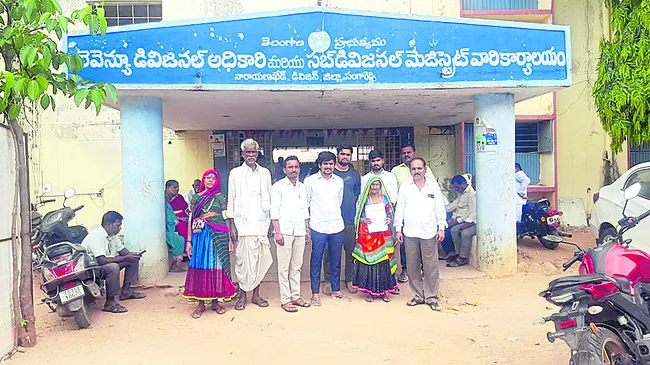 పైసలిస్తేనే రిజిస్ట్రేషన్ !